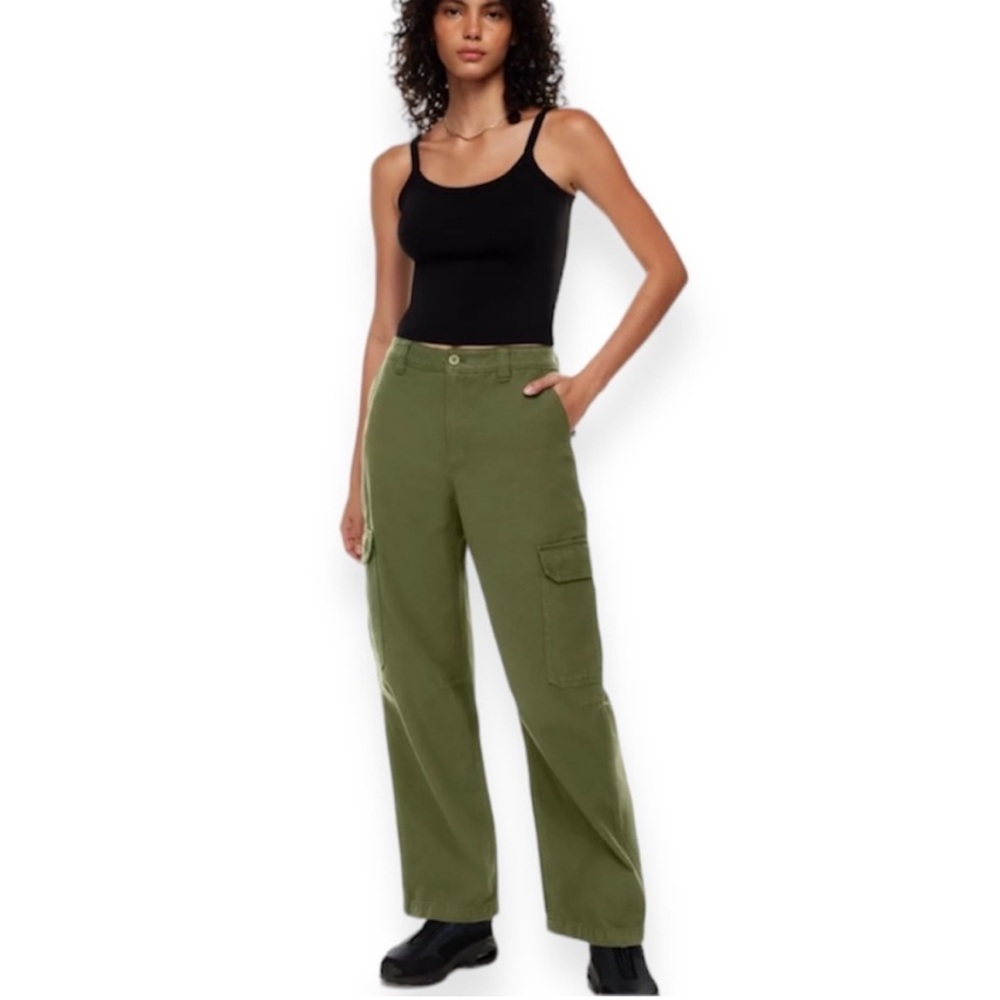 Aritzia TNA Corbett 90’s Cargo Pant Army Green size 2